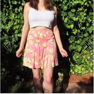Vintage Moschino 1990s Y2K Cheap & Chic Pink Pleated Daisy Print Skirt Size 8